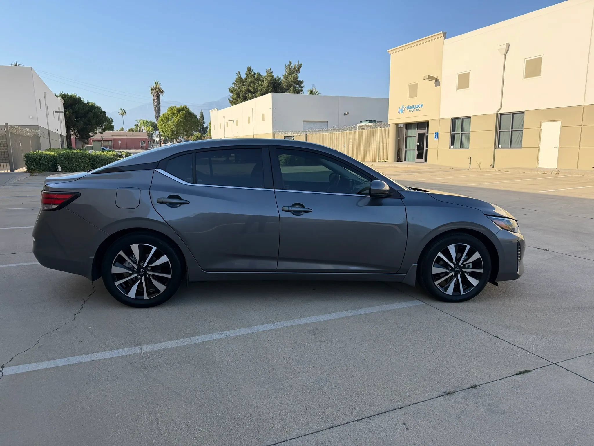 Used 2025 Nissan Sentra SV w/ SV Premium Package FWD image 4