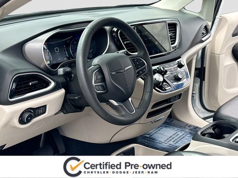 Used 2023 Chrysler Pacifica Touring-L FWD image 4