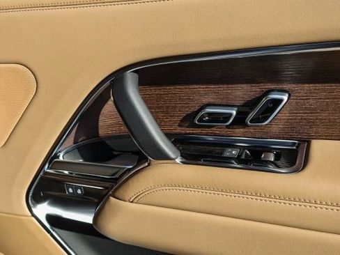 New 2025 Land Rover Range Rover Long Wheelbase SE image 21