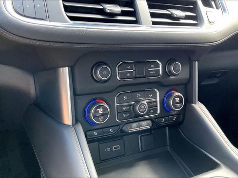 Used 2022 Chevrolet Suburban LT w/ Luxury Package image 32