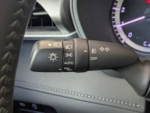 Used 2024 Toyota Highlander LE FWD image 6