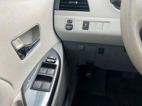 Used 2013 Toyota Sienna SE image 21