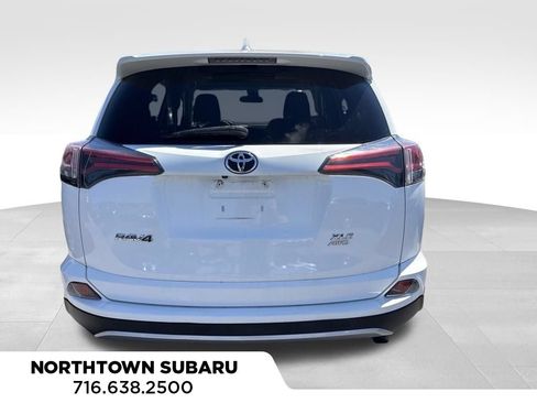 Used 2018 Toyota RAV4 XLE AWD/4WD image 4