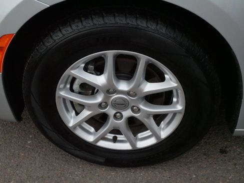 Used 2023 Chrysler Pacifica Touring-L image 15