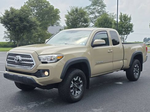 Used 2017 Toyota Tacoma TRD Off-Road w/ Tow Package AWD/4WD image 4