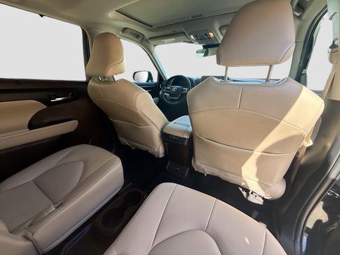 Used 2022 Toyota Highlander XLE image 31