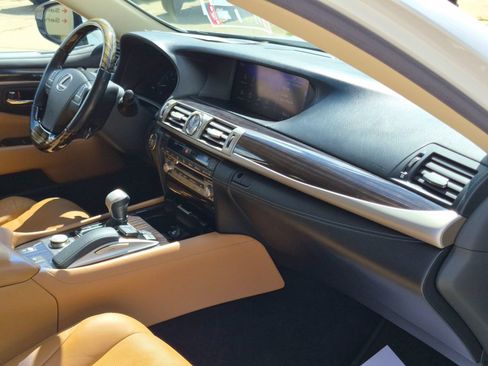 Used 2016 Lexus LS 460 AWD w/ Comfort Package image 32