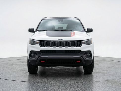 Used 2025 Jeep Compass Trailhawk AWD/4WD image 2