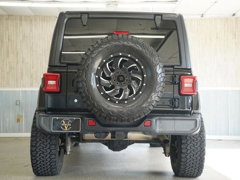 Used 2018 Jeep Wrangler Unlimited Sahara AWD/4WD image 9