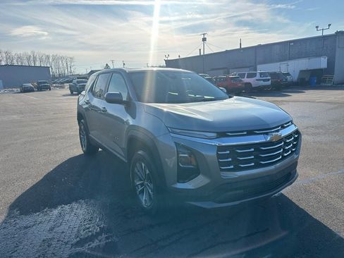 Used 2025 Chevrolet Equinox LT image 3