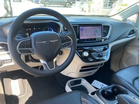 Used 2023 Chrysler Pacifica Touring-L FWD image 10
