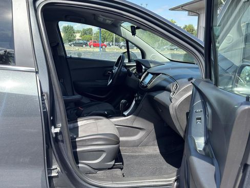 Used 2017 Chevrolet Trax LT w/ Driver Confidence Package AWD/4WD image 18