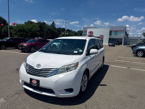 Used 2011 Toyota Sienna LE FWD image 2