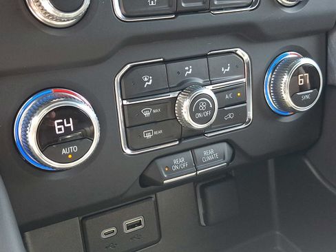 Used 2023 GMC Yukon SLE w/ Gmc Pro Safety Plus Package AWD/4WD image 18