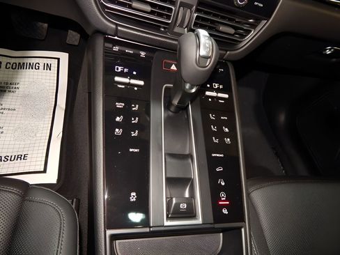 Used 2022 Porsche Macan AWD/4WD image 21