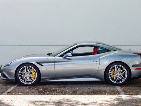 Used 2015 Ferrari California T RWD image 7