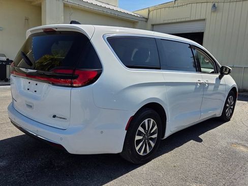 Used 2023 Chrysler Pacifica Touring-L FWD image 7