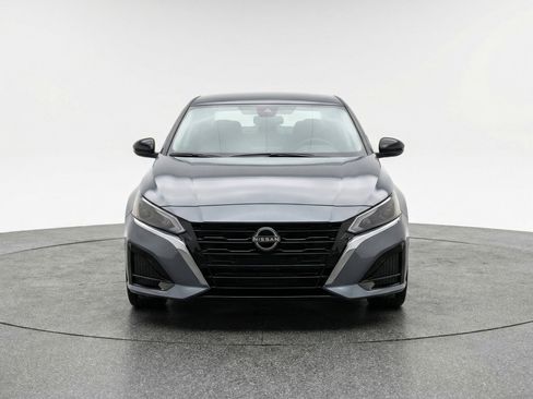 Used 2025 Nissan Altima 2.5 SV image 2