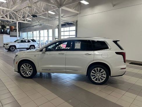 Used 2021 Cadillac XT6 Premium Luxury AWD/4WD image 2