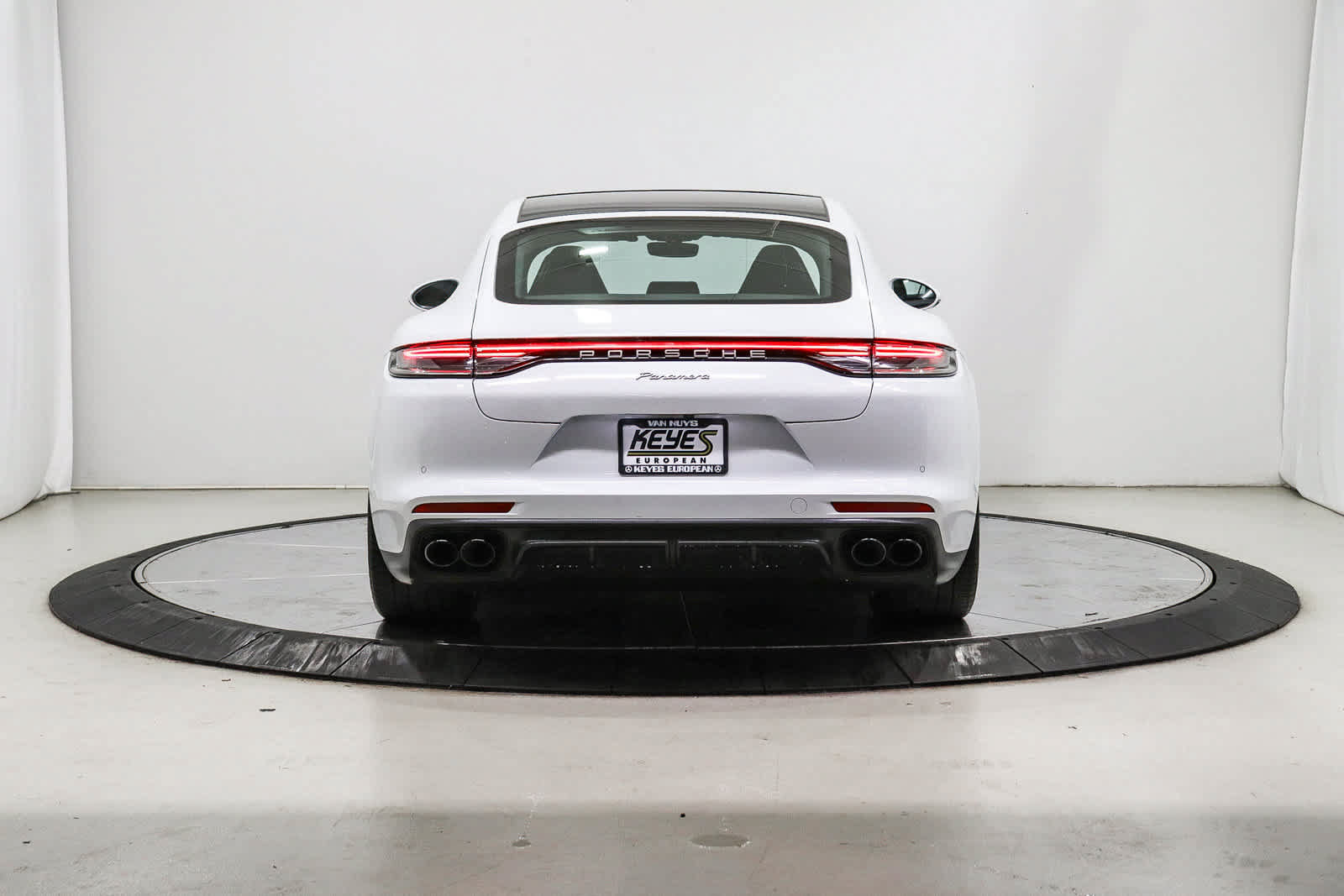 Used 2022 Porsche Panamera RWD image 3