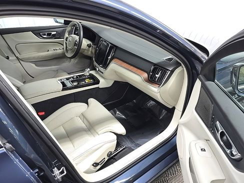 Used 2019 Volvo S60 T8 Inscription image 16