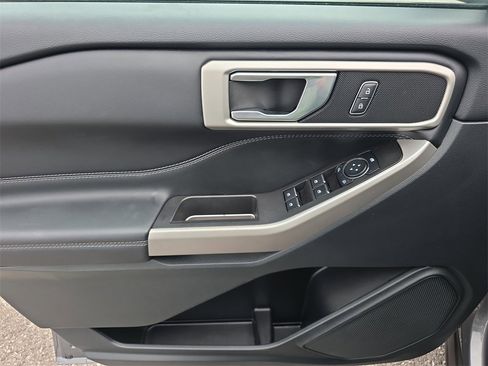 Used 2024 Ford Explorer XLT image 18