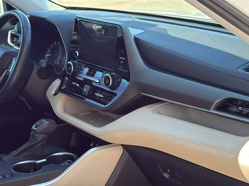 Certified 2023 Toyota Highlander XLE image 31