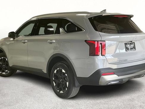 Used 2025 Kia Sorento S AWD/4WD image 4