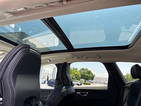 Used 2024 Volvo XC60 B5 Core image 8