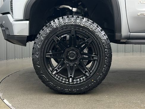 Used 2024 GMC Sierra 1500 AT4 w/ Technology Package image 9