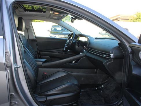 Used 2023 Hyundai Elantra Limited FWD image 11