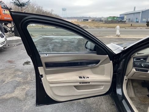 Used 2010 BMW 750i xDrive image 17