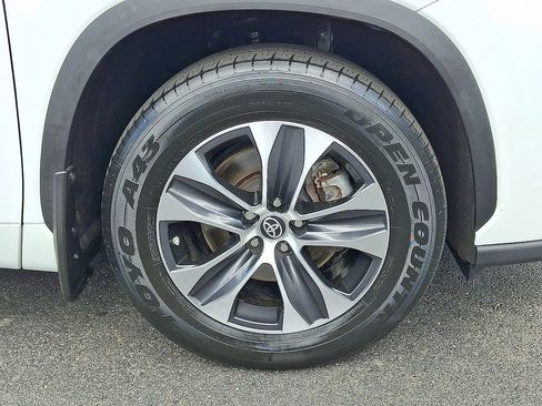 Used 2023 Toyota Highlander XLE AWD/4WD image 8