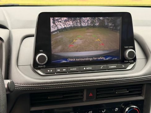Used 2024 Nissan Rogue S FWD image 18