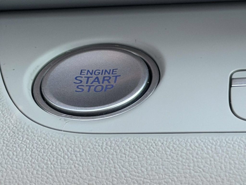 Certified 2025 Hyundai Elantra Limited FWD image 34