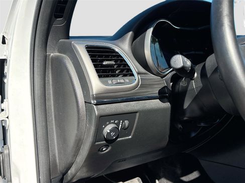 Used 2019 Jeep Grand Cherokee Limited image 11