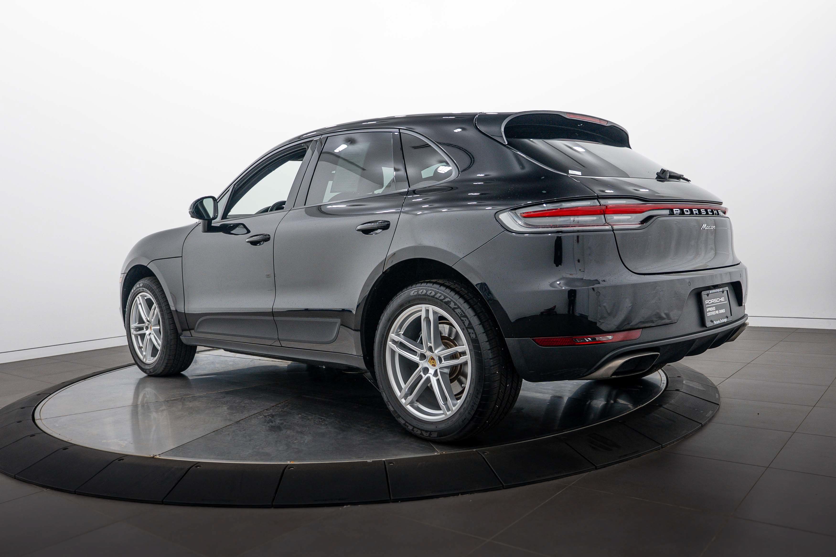Certified 2021 Porsche Macan AWD/4WD image 3