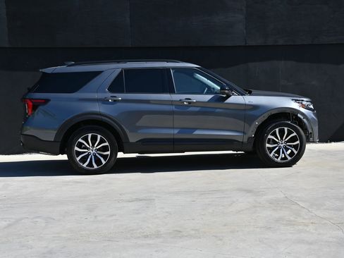 Used 2025 Ford Explorer ST-Line image 6