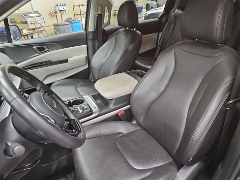 Used 2024 Kia Carnival LX image 15