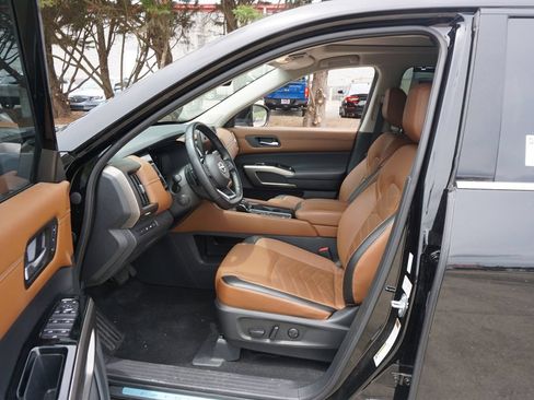 Used 2023 Nissan Pathfinder Platinum FWD image 2