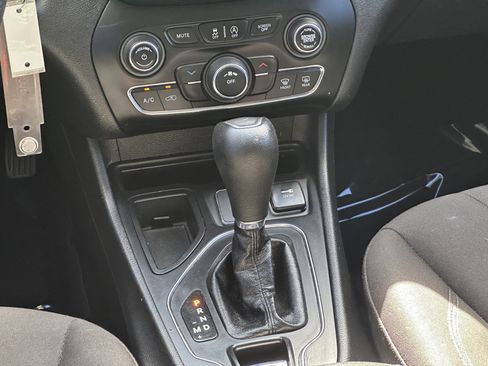 Used 2019 Jeep Cherokee Latitude w/ Popular Appearance Group FWD image 17