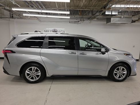 Used 2022 Toyota Sienna Limited AWD/4WD image 11