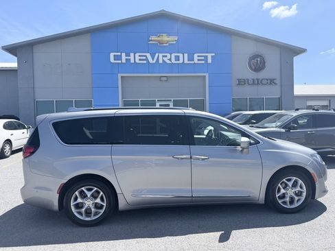 Used 2018 Chrysler Pacifica Touring-L Plus w/ Advanced Safetytec Group FWD image 3