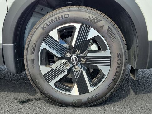 Certified 2025 Nissan Kicks SV w/ Charging Package image 5