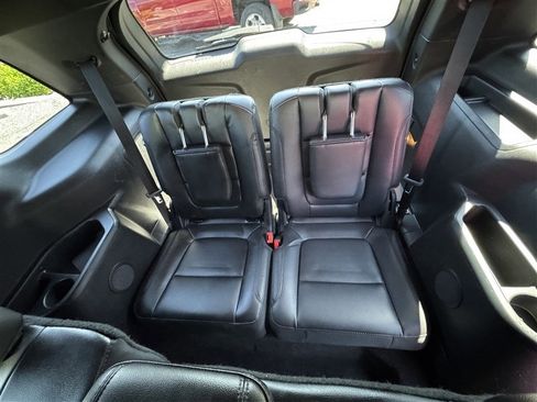 Used 2017 Ford Explorer XLT w/ Equipment Group 202A AWD/4WD image 11