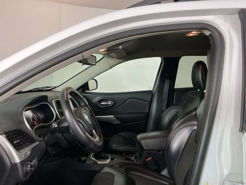 Used 2017 Jeep Cherokee Trailhawk AWD/4WD image 10
