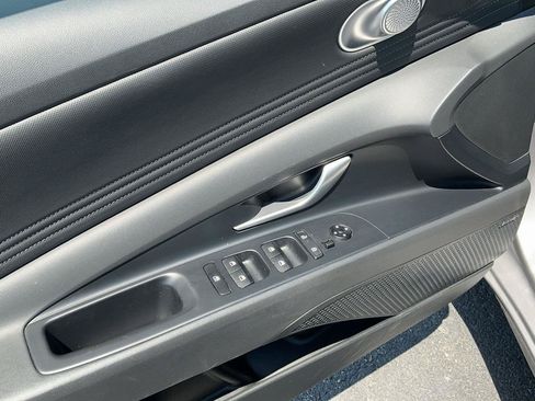Certified 2025 Hyundai Elantra Limited FWD image 15