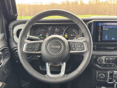 Used 2025 Jeep Wrangler Unlimited Sahara AWD/4WD image 30