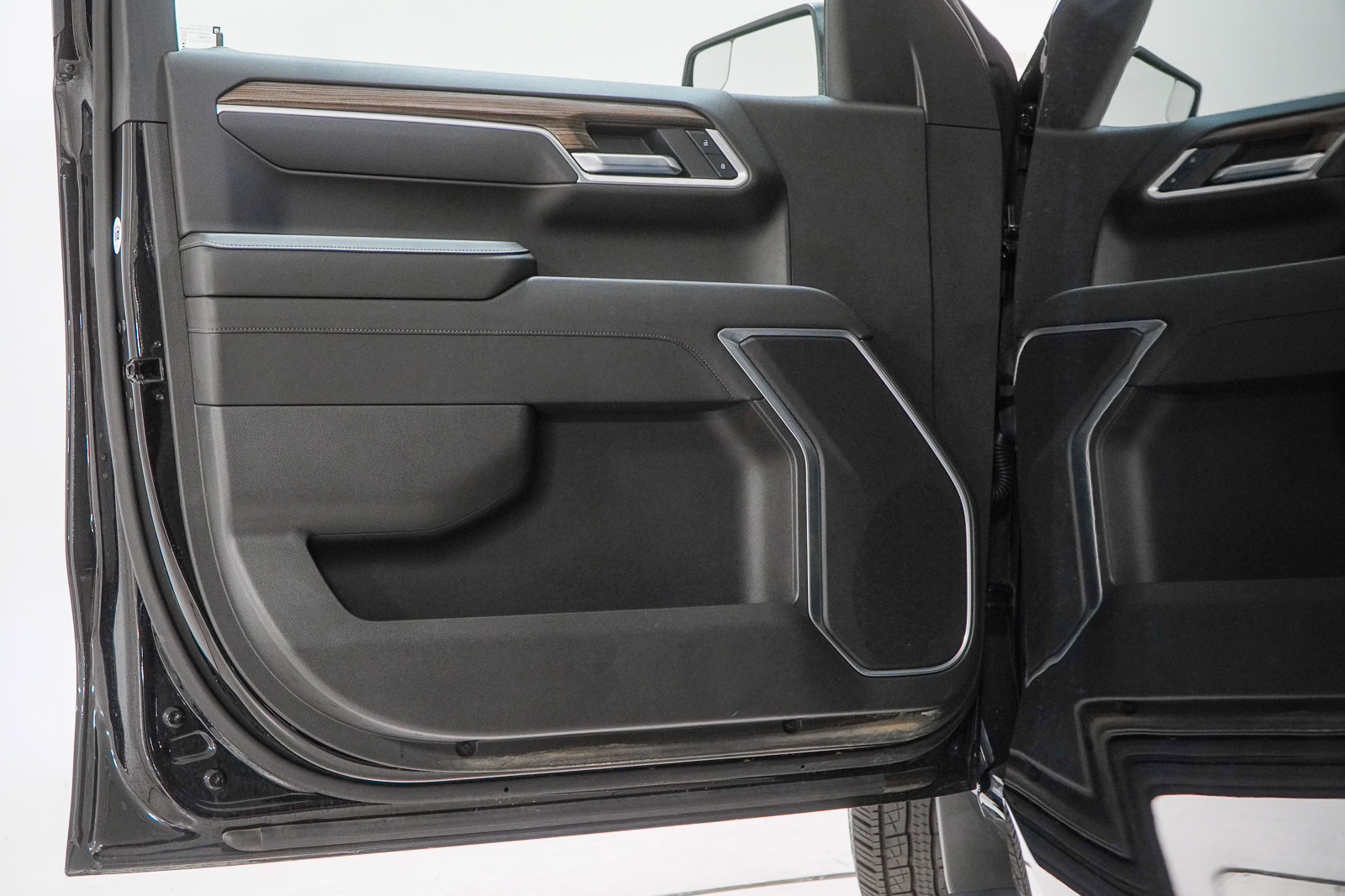 Used 2025 Chevrolet Silverado 1500 LT AWD/4WD image 19