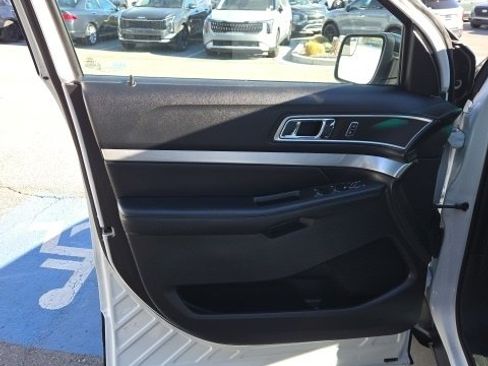 Used 2017 Ford Explorer XLT image 10